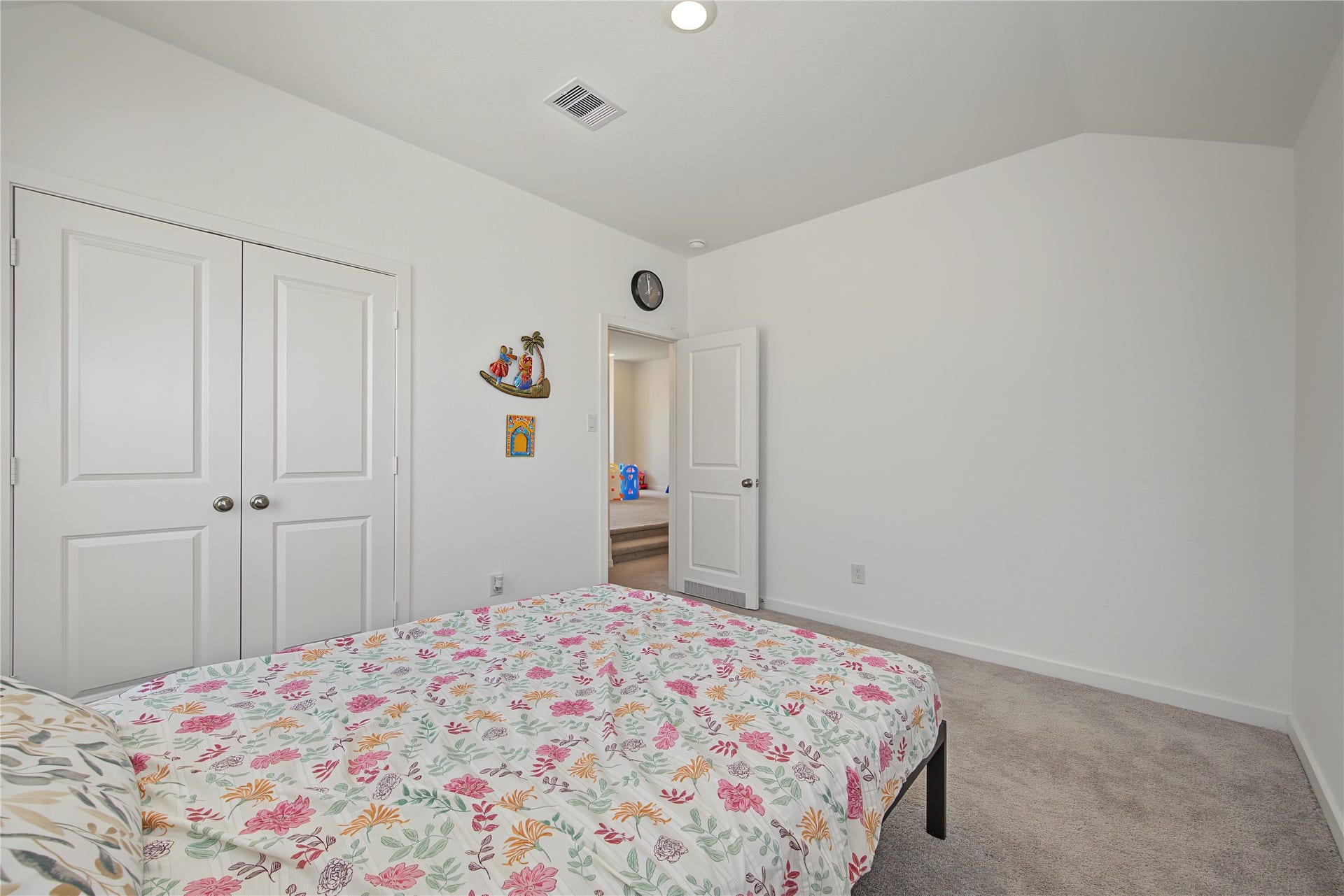 Main house - guest bedroom - 2nd floor