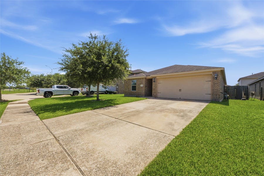 Property photo for 9438 Sapphire Creek Lane, Rosharon, TX