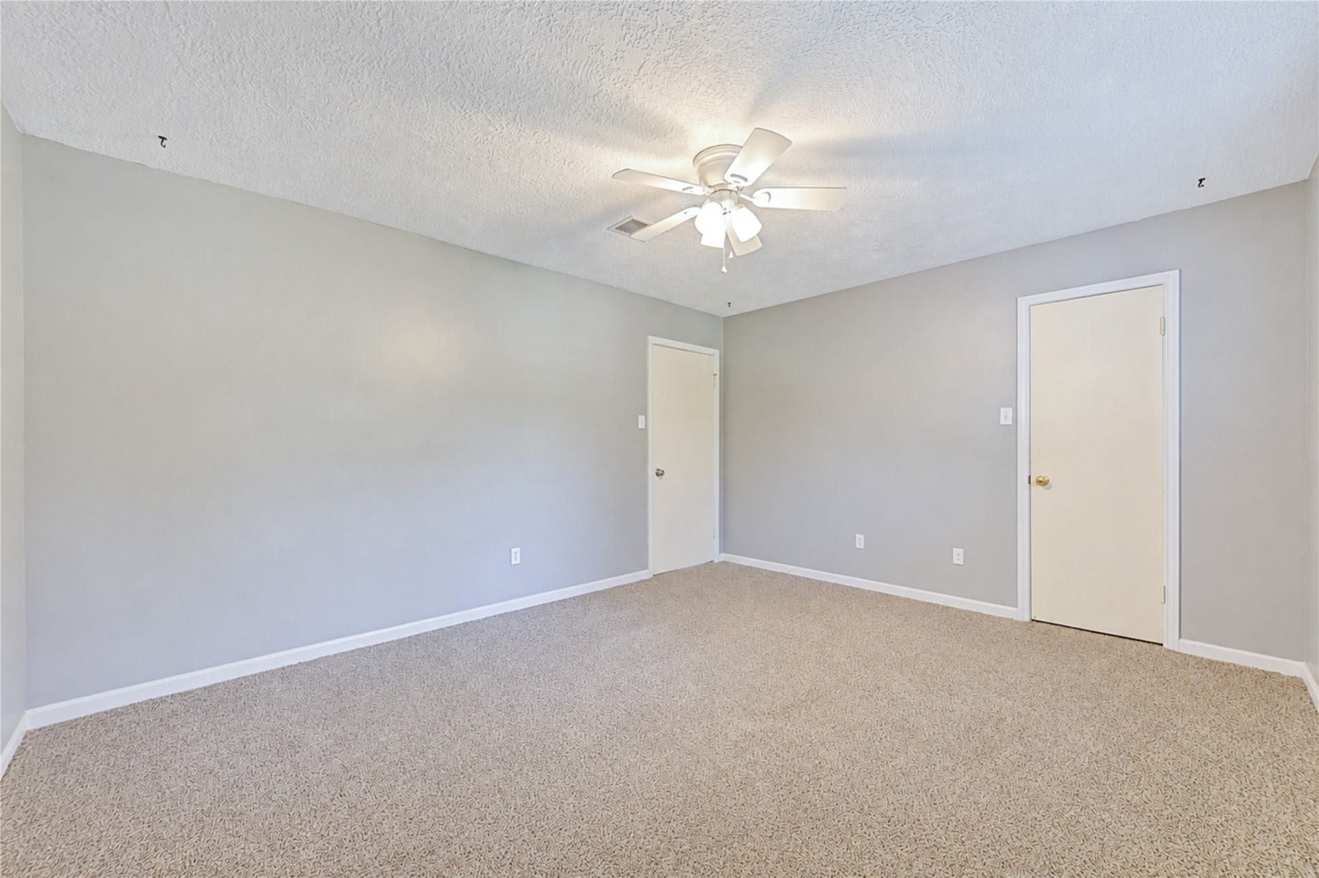 814 Stone Mountain Drive, Conroe, TX 77302 42.Spacious Secondary Bedroom#1 with Walk-In Closet
