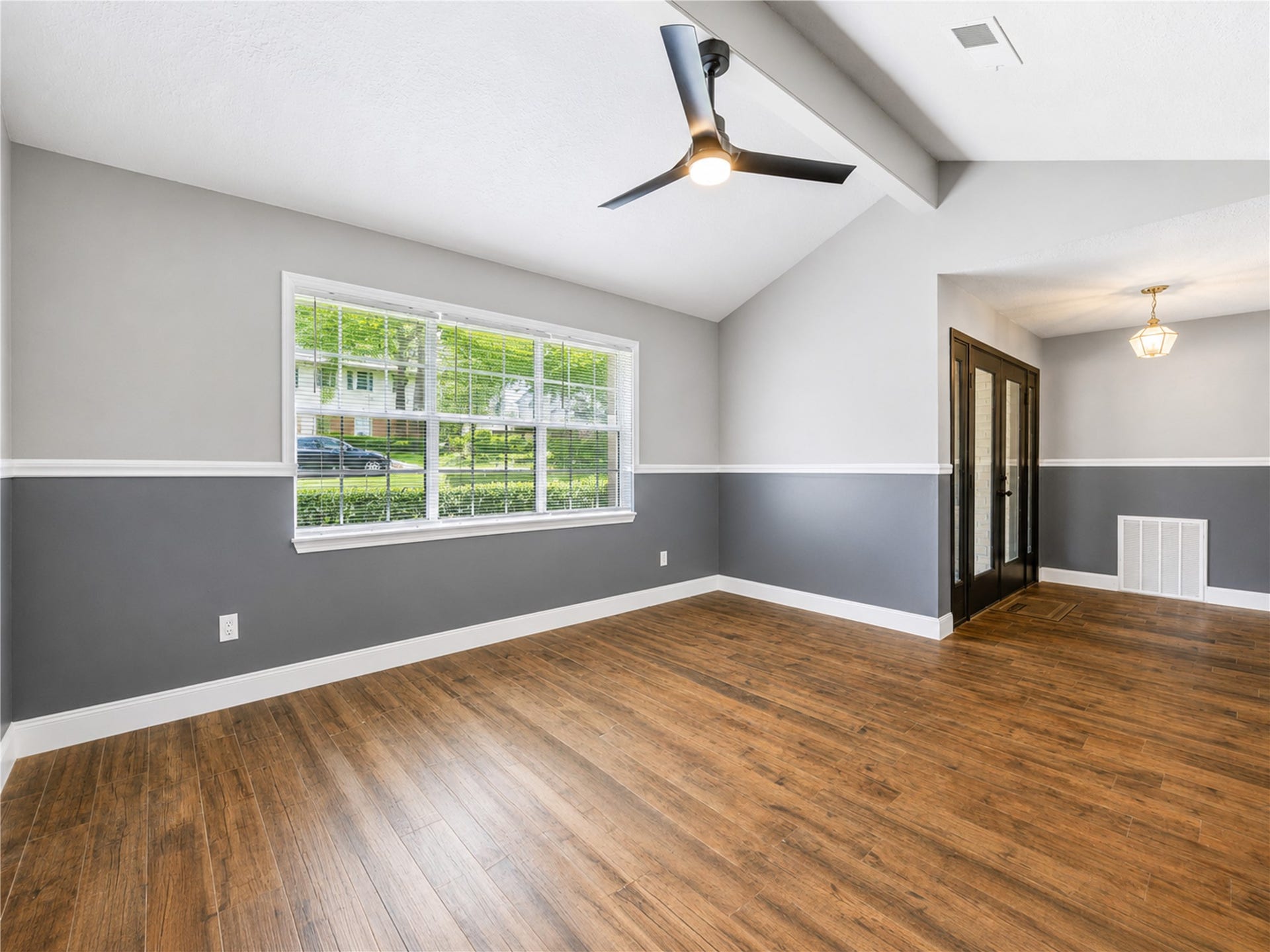 814 Stone Mountain Drive, Conroe, TX 77302 Bright & Welcoming Entry