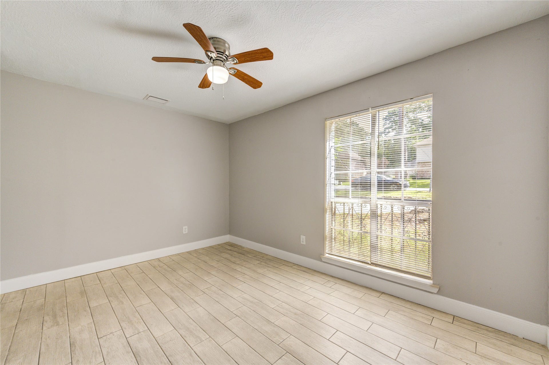 814 Stone Mountain Drive, Conroe, TX 77302 First-Floor Guest Bedroom