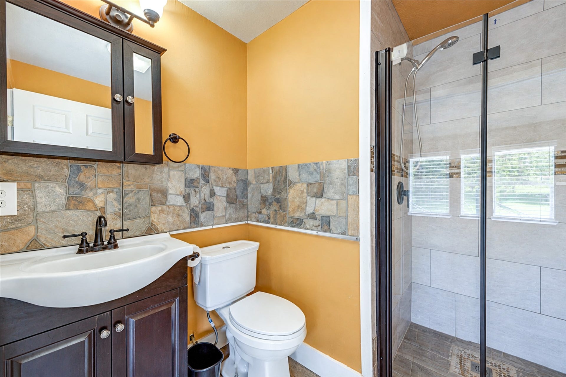 814 Stone Mountain Drive, Conroe, TX 77302 55.Updated Full Bathroom