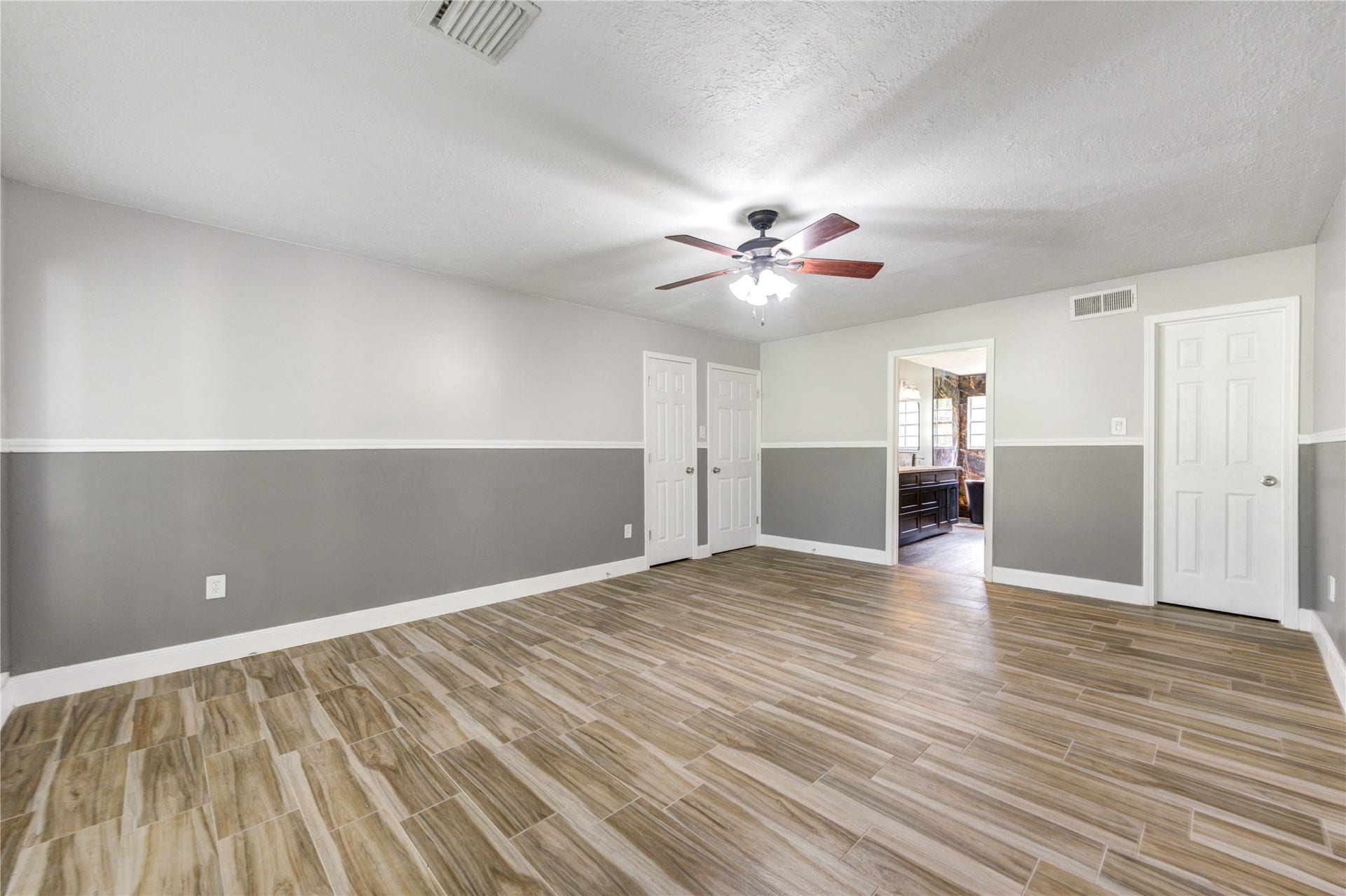 814 Stone Mountain Drive, Conroe, TX 77302 Primary Suite with Dual Walk-in Closets