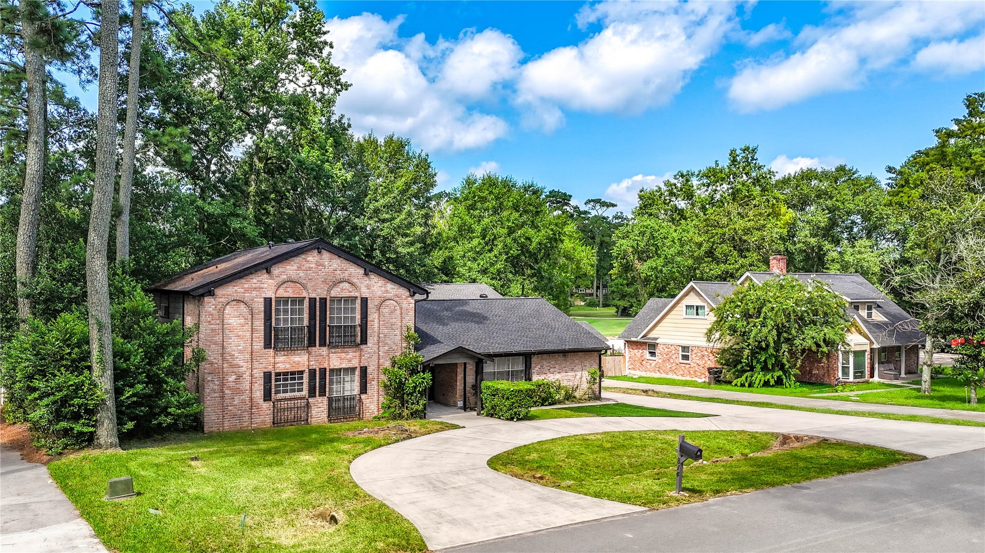 814 Stone Mountain Drive, Conroe, TX 77302 Dual Driveways for Ample Parking