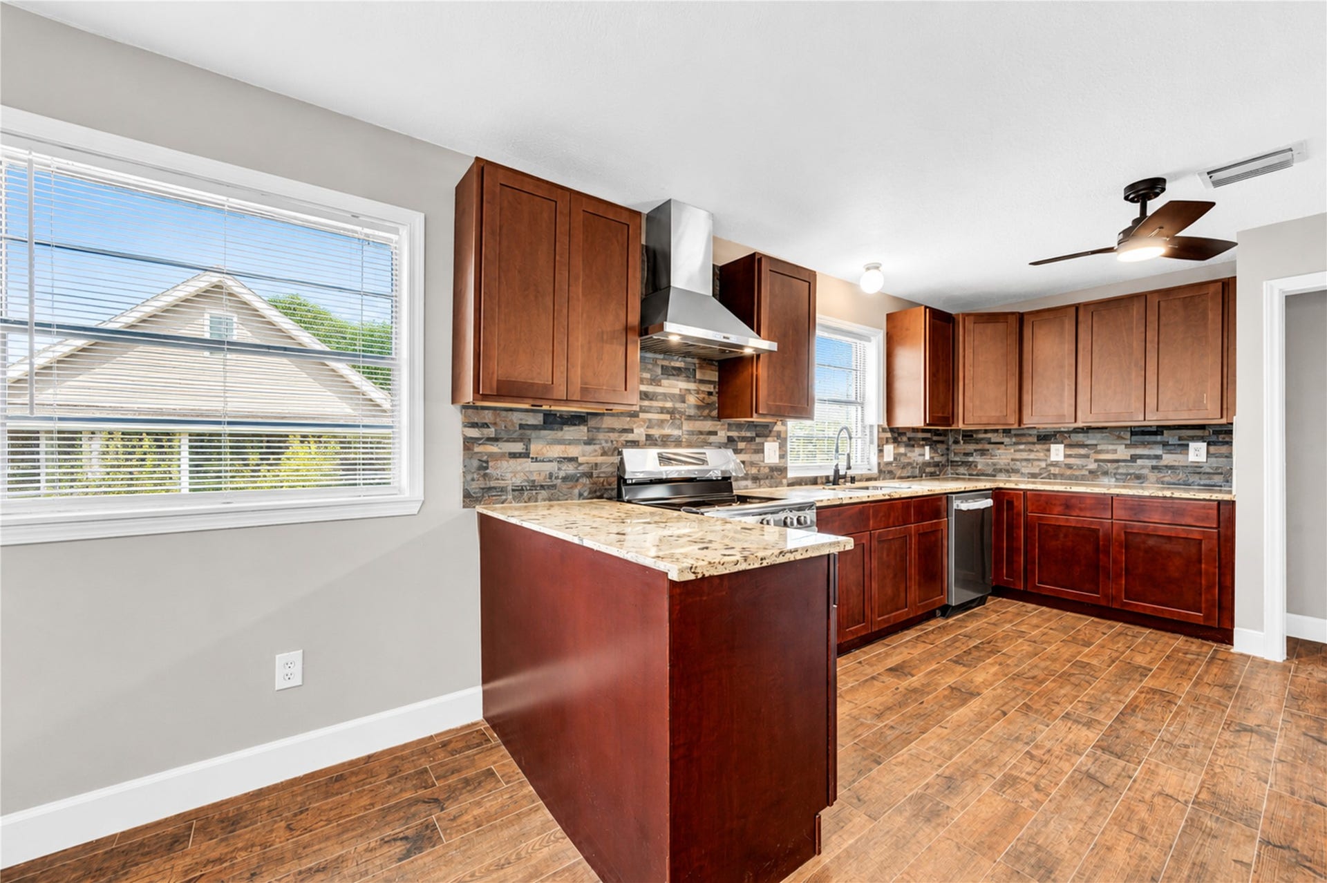 814 Stone Mountain Drive, Conroe, TX 77302 Main Kitchen