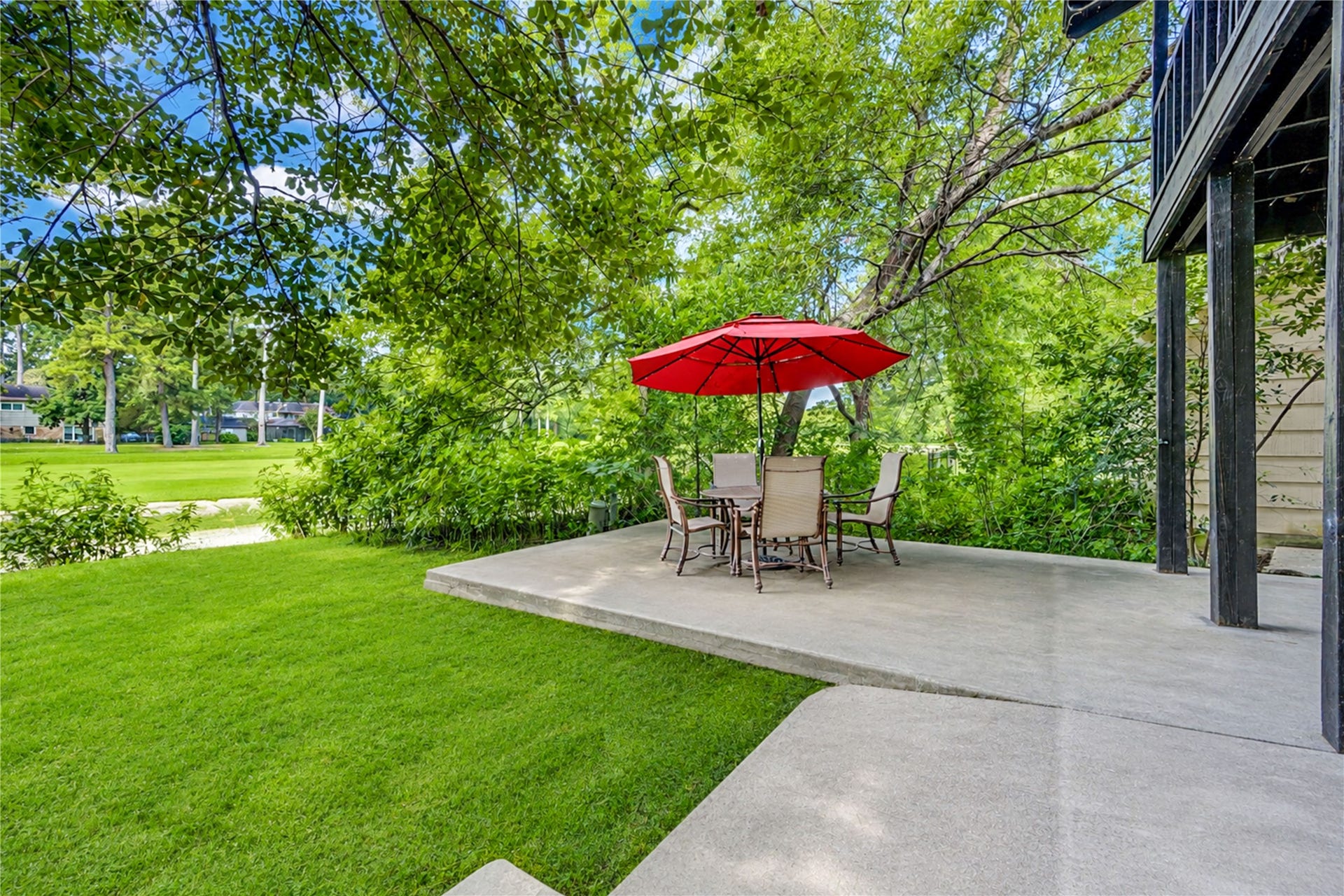 814 Stone Mountain Drive, Conroe, TX 77302 Private Backyard Patio