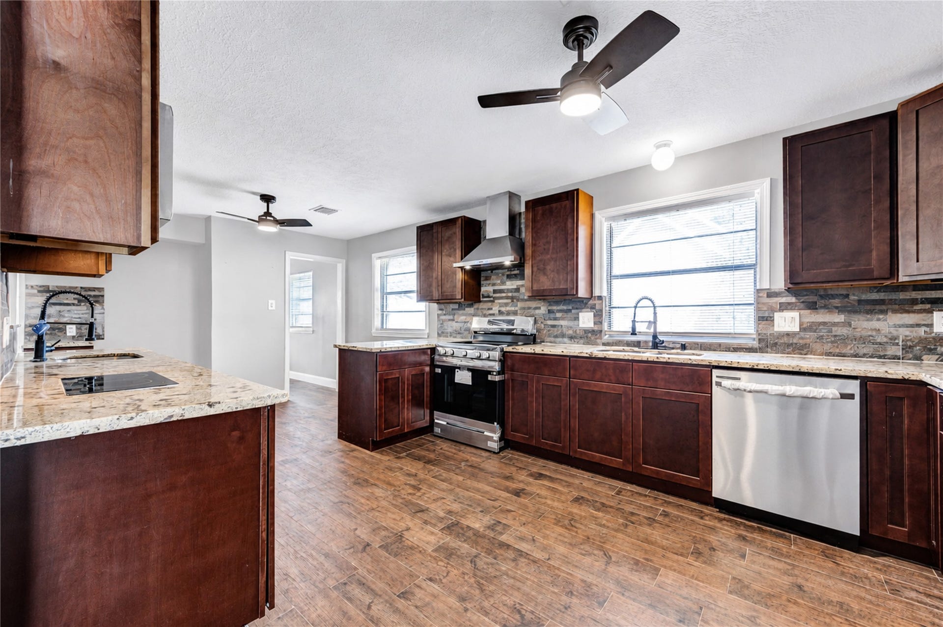 814 Stone Mountain Drive, Conroe, TX 77302 Updated Gourment Kitchen