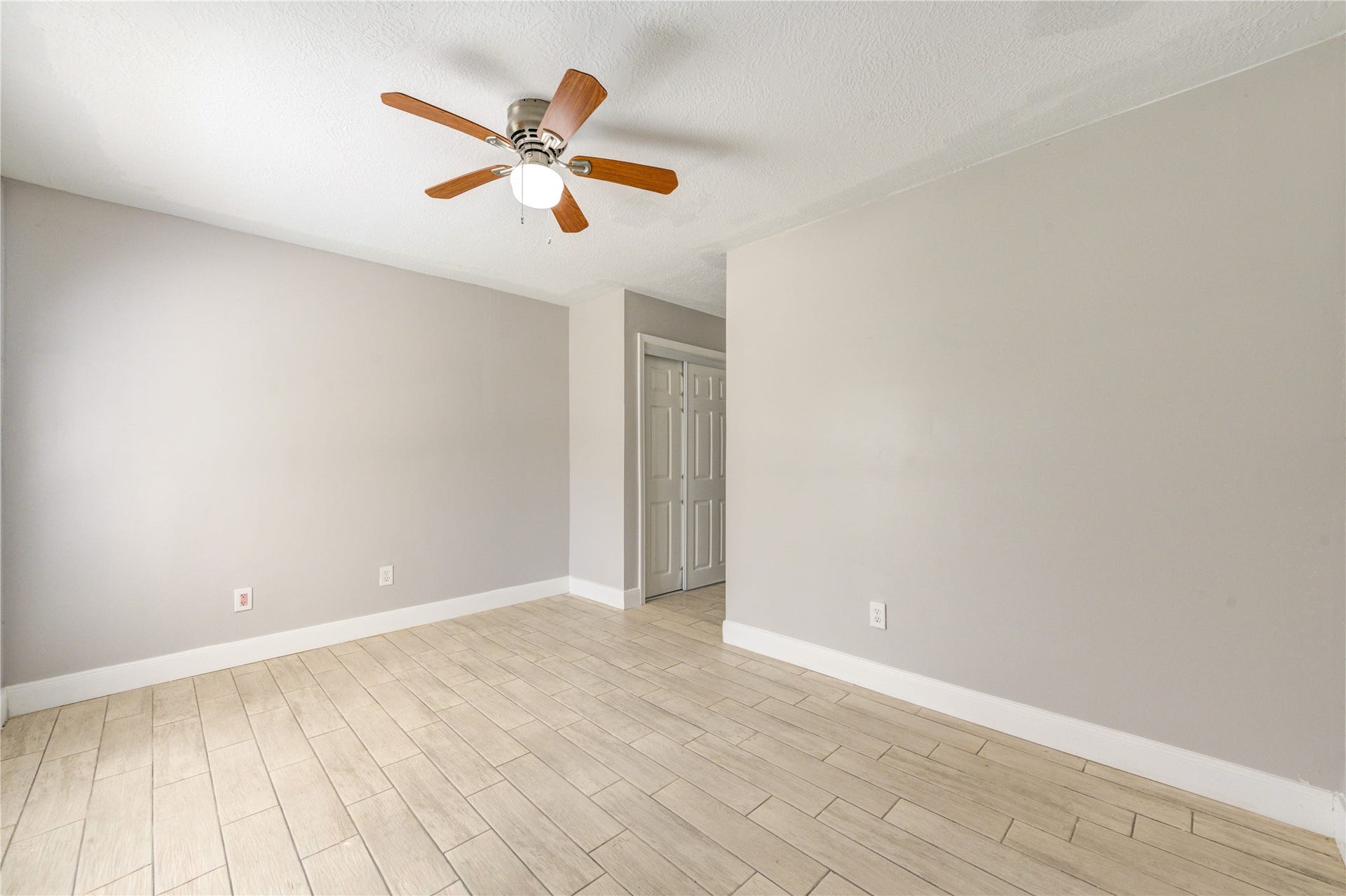 814 Stone Mountain Drive, Conroe, TX 77302 First-Floor Guest Bedroom with Walk-In Closet