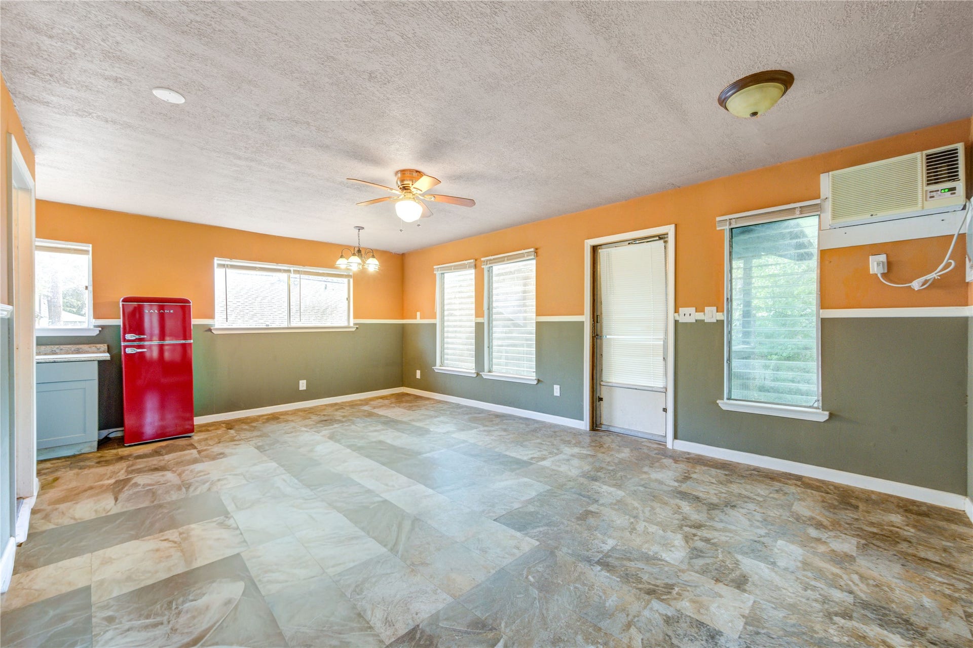 814 Stone Mountain Drive, Conroe, TX 77302 51.Open-Concept Studio Living Space