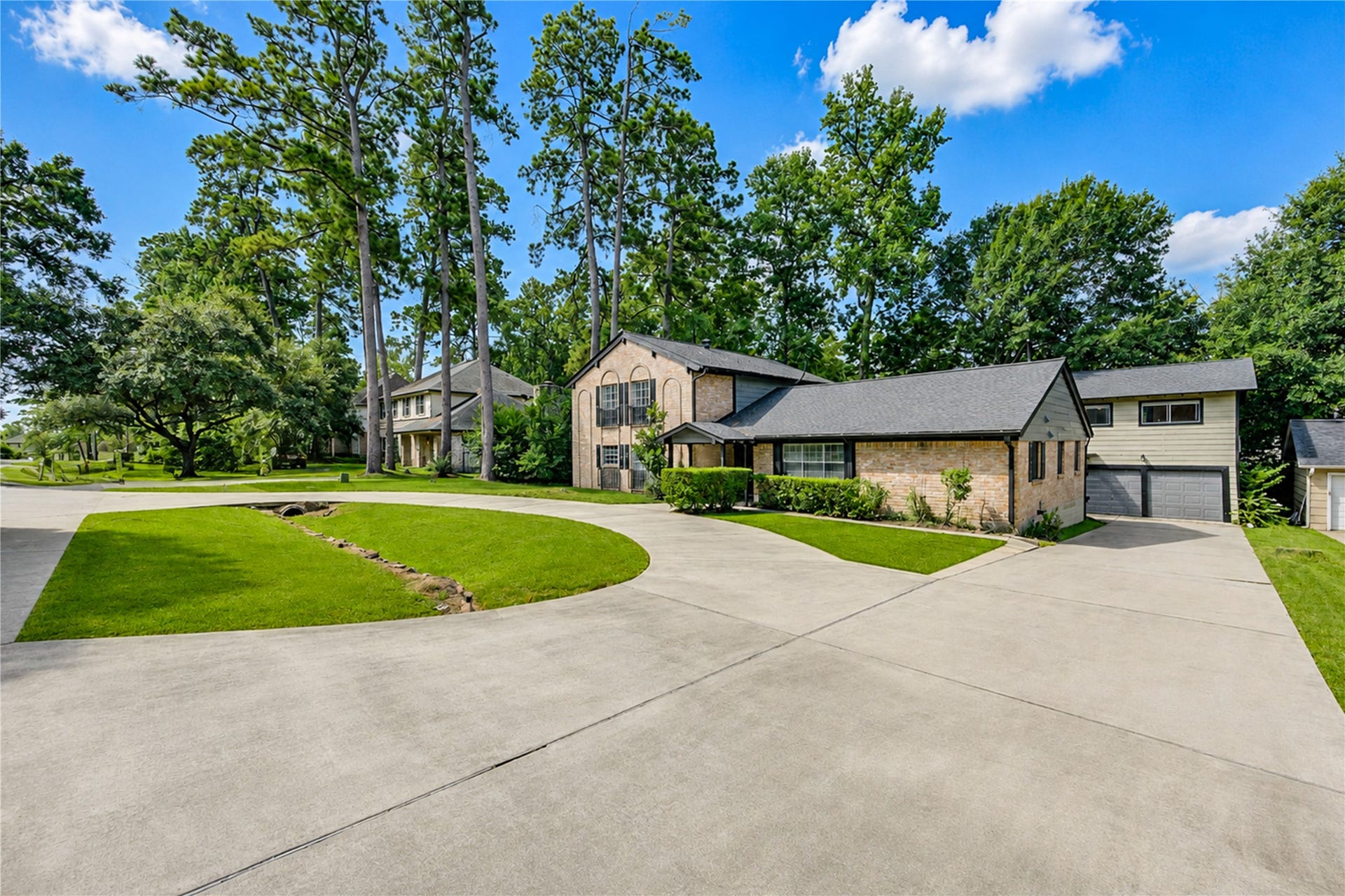 814 Stone Mountain Drive, Conroe, TX 77302 Circular Driveway with Separate Garage Access