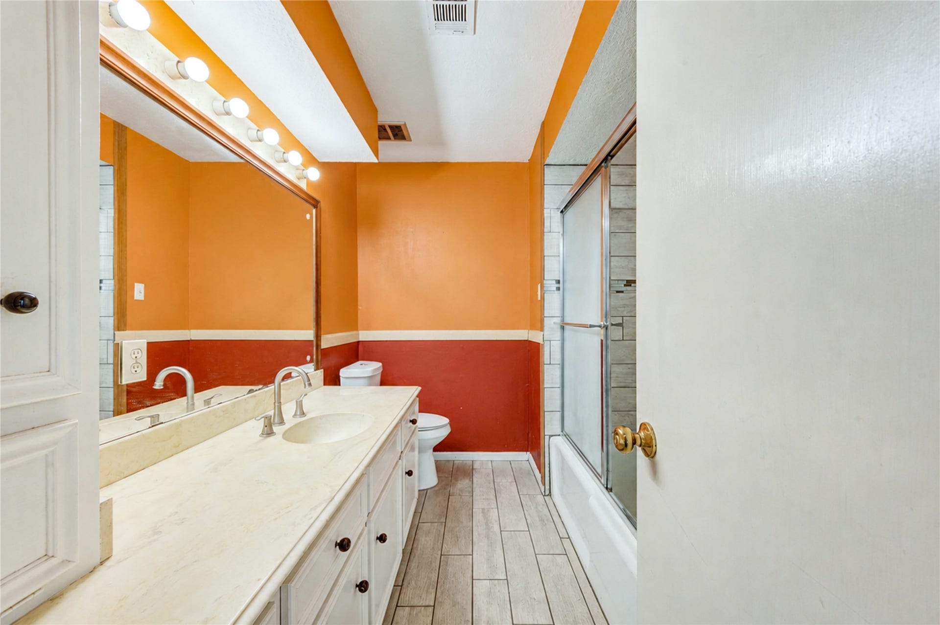 814 Stone Mountain Drive, Conroe, TX 77302 46.Large Shared Full Bathroom