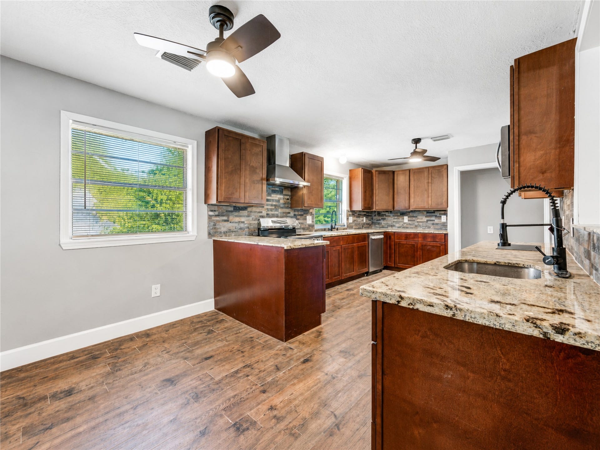 814 Stone Mountain Drive, Conroe, TX 77302 Dual Kitchen Design