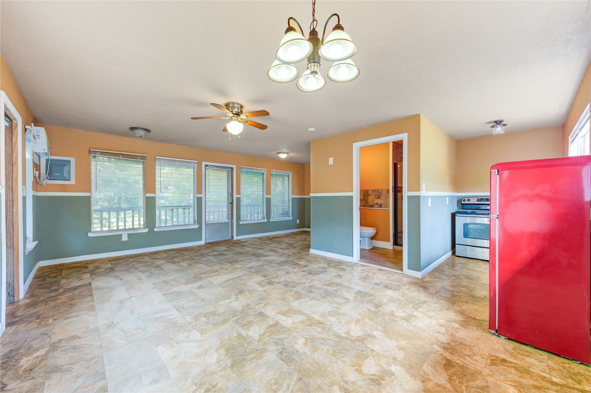 814 Stone Mountain Drive, Conroe, TX 77302 50.Bright Open Living Area
