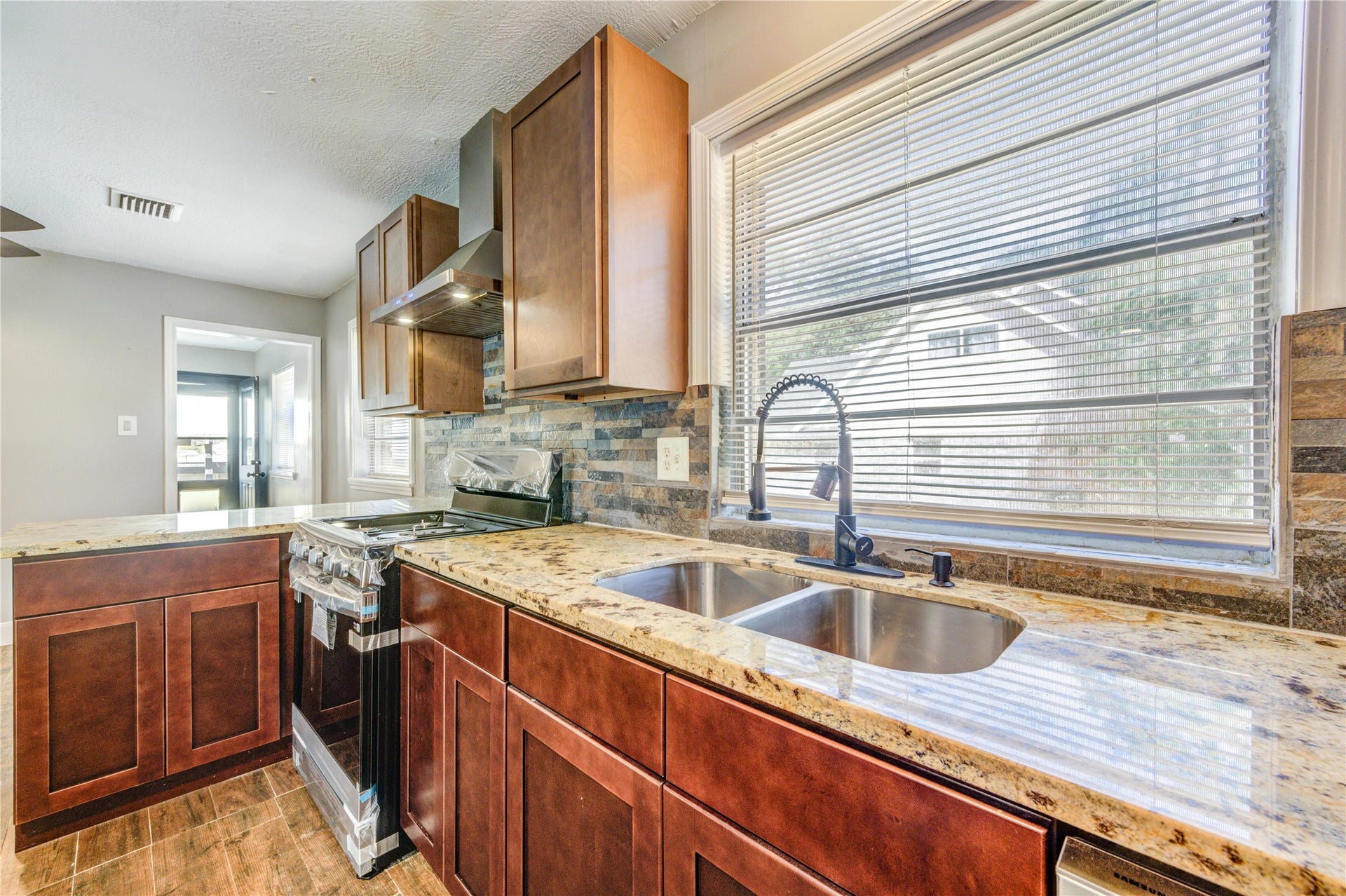 814 Stone Mountain Drive, Conroe, TX 77302 Main Kitchen