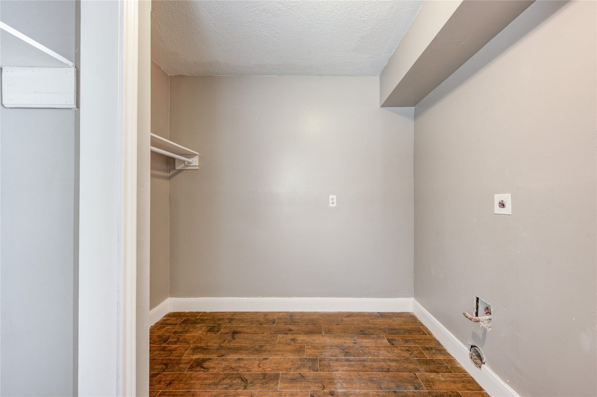 814 Stone Mountain Drive, Conroe, TX 77302 Laundry Room