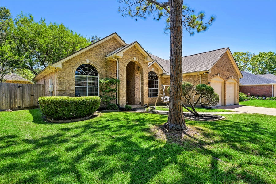 Property photo for 124 Crimson Bay Drive, League City, TX