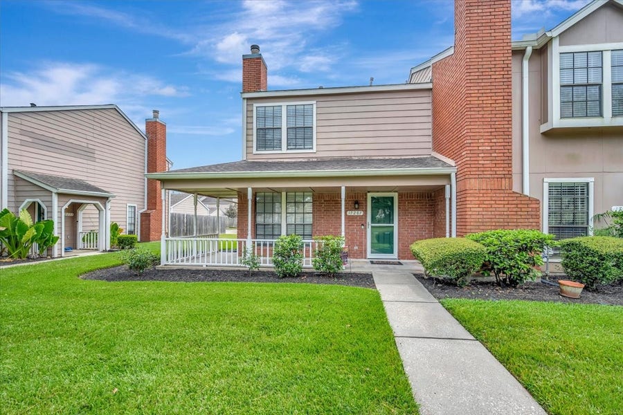 Property photo for 17287 Saturn Lane, Houston, TX