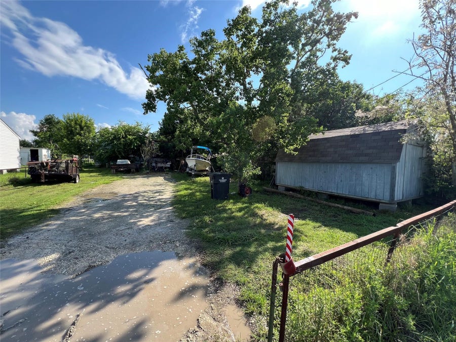 Property photo for 2416 E Bayshore Drive, Dickinson, TX