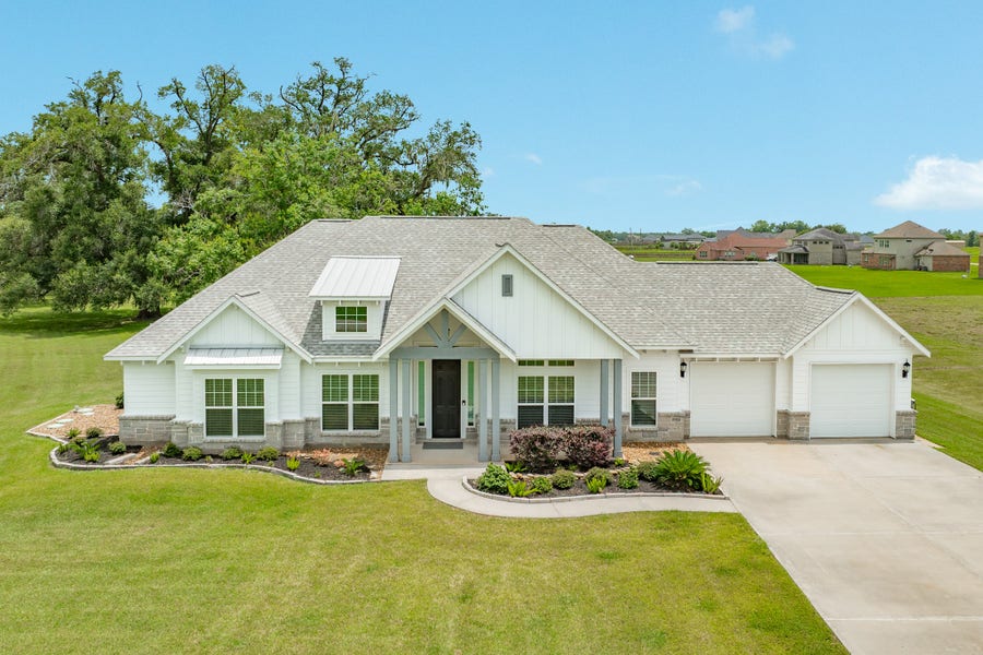 Property photo for 527 Lakeland Circle, Rosharon, TX