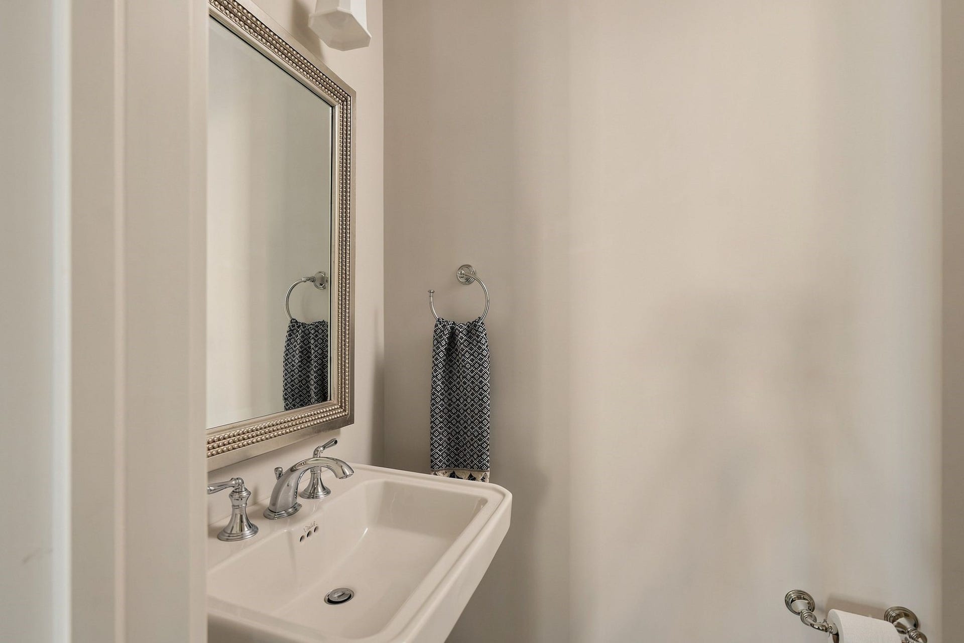 2012 Harvard Street, Houston, TX 77008 The powder room is conveniently located on the 2nd floor for guest use from the game room.