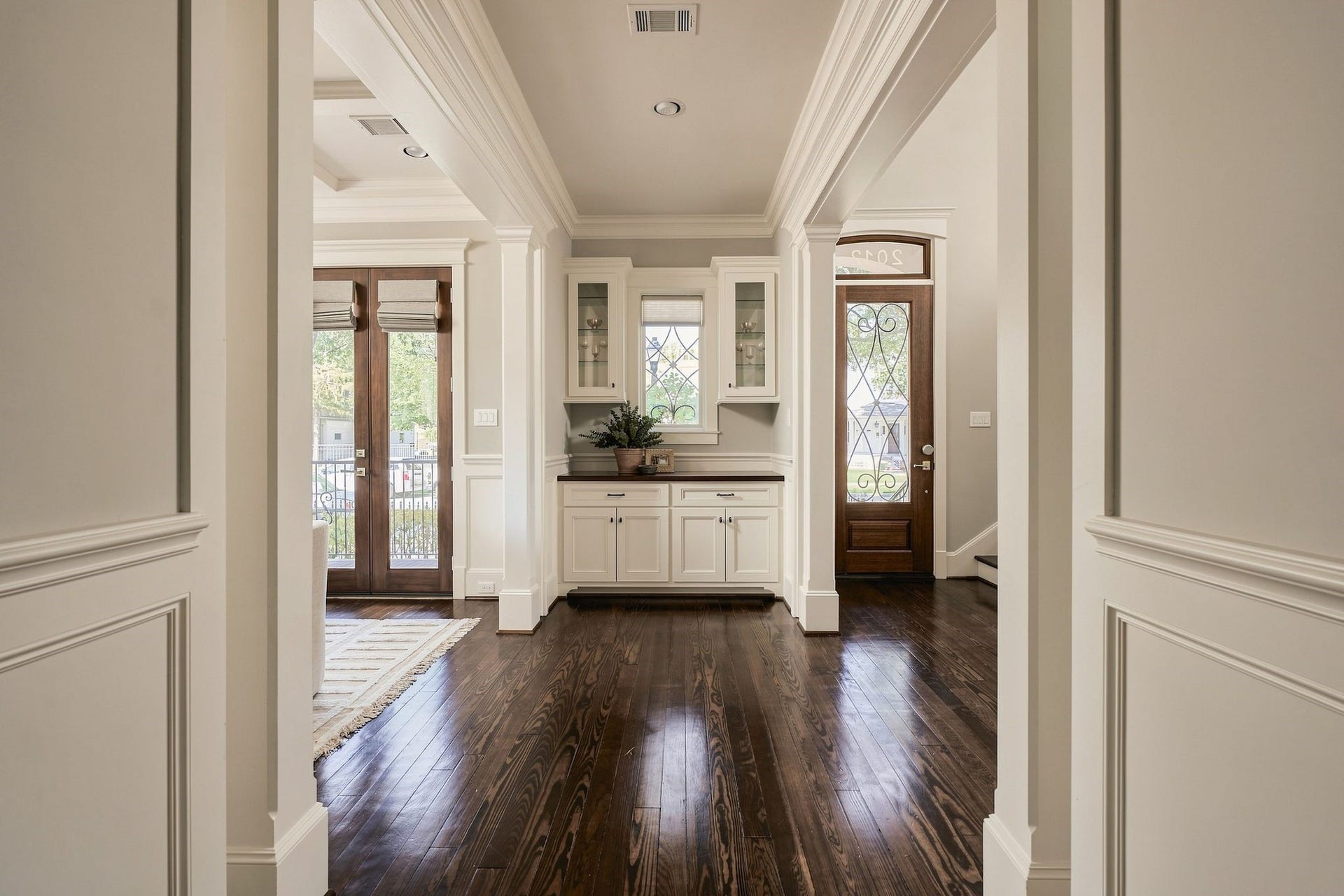 2012 Harvard Street, Houston, TX 77008 Perfectly positioned between the entry and the dining area, this custom built-in zone features sleek cabinetry and countertop space, offering the ultimate staging area for hosting or everyday organization.