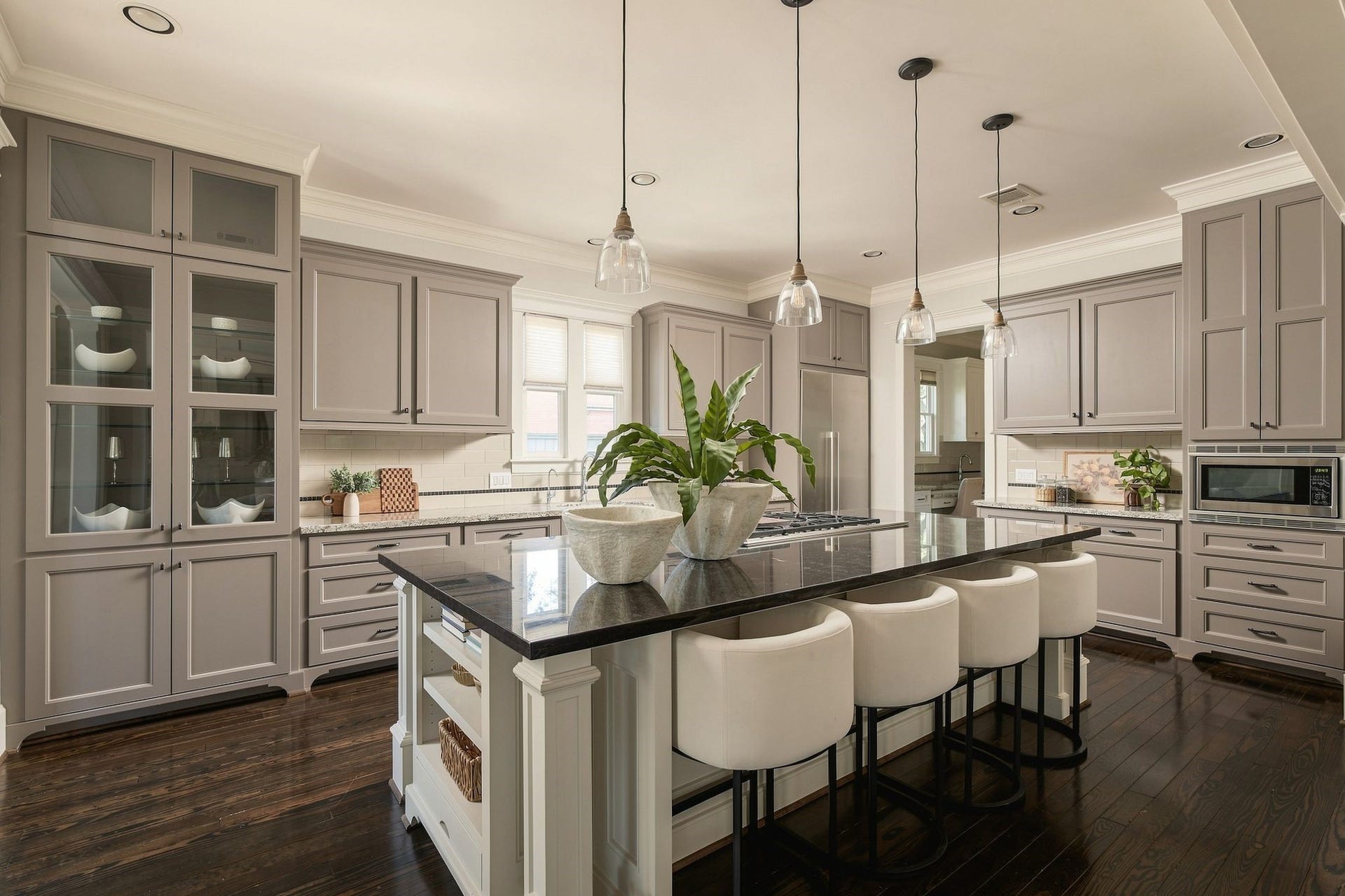 2012 Harvard Street, Houston, TX 77008 Equipped with premium stainless steel appliances, including an oven and a half for seamless multitasking and a built-in refrigerator that blends effortlessly into the space.