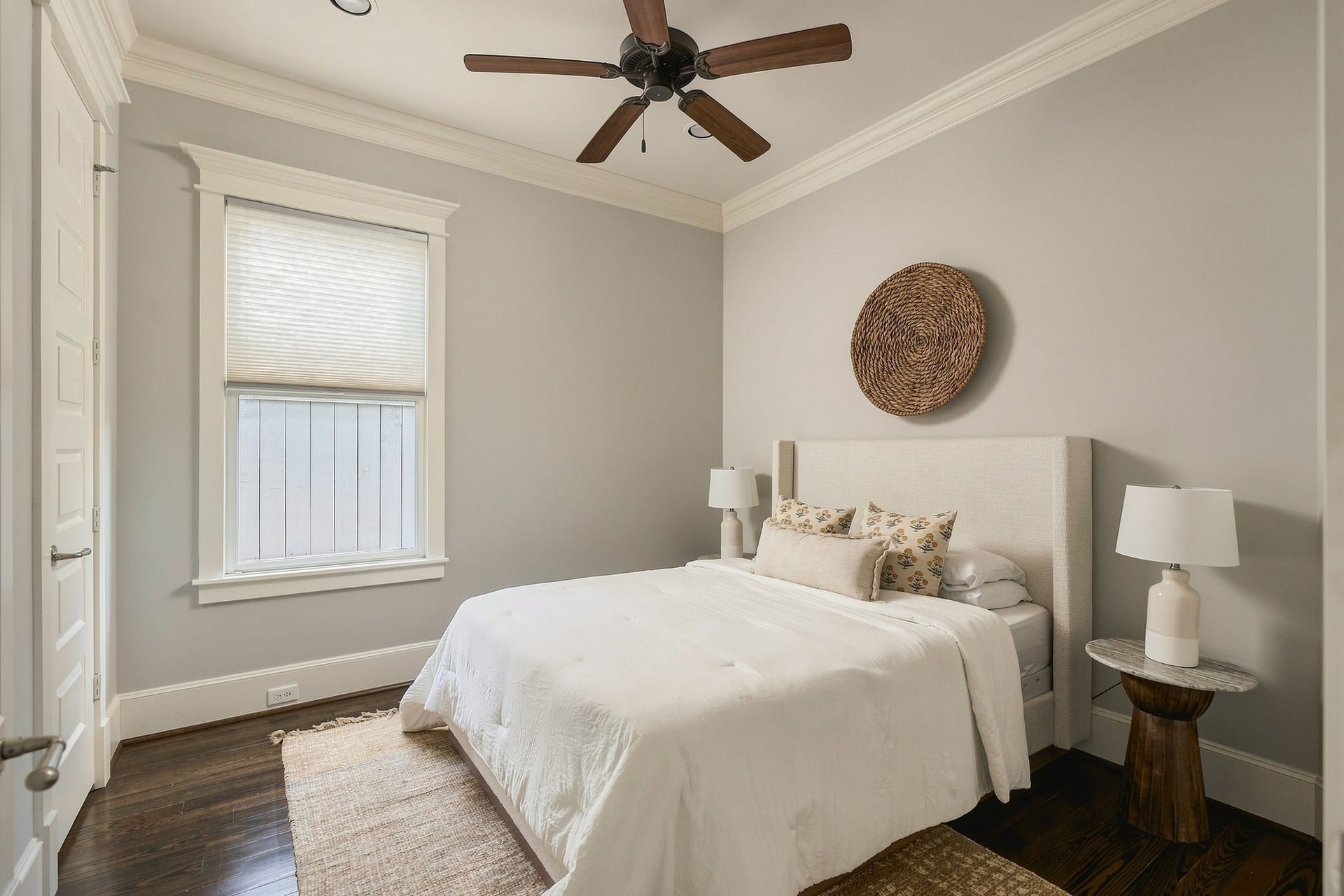 2012 Harvard Street, Houston, TX 77008 The main level offers a flexible layout, including a guest bedroom with a full bathroom that provides a private, comfortable retreat for visitors. This space also functions perfectly as a home office.