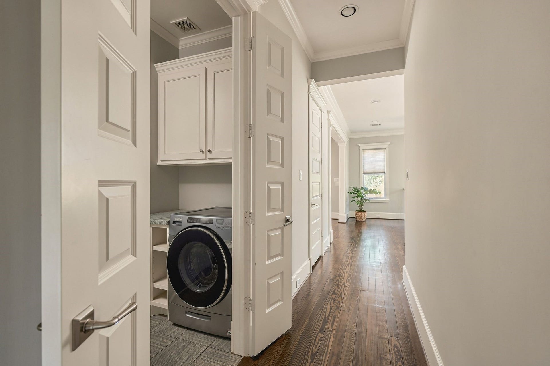 2012 Harvard Street, Houston, TX 77008 A generously sized utility room with built-ins add to the convenience and functionality of the home.