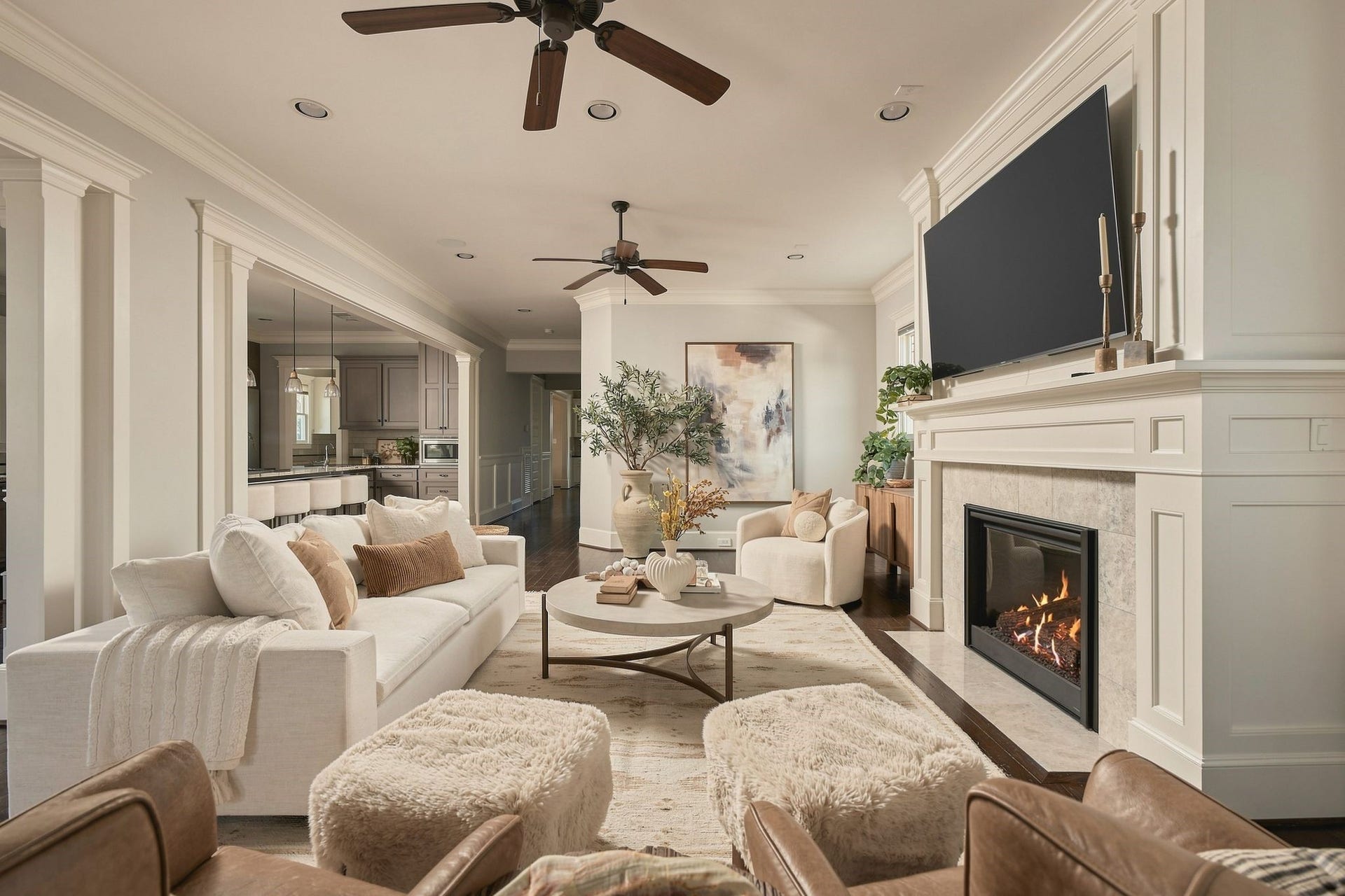 2012 Harvard Street, Houston, TX 77008 While the floor plan feels open, custom woodwork and elegant door casings create a definition of spaces.