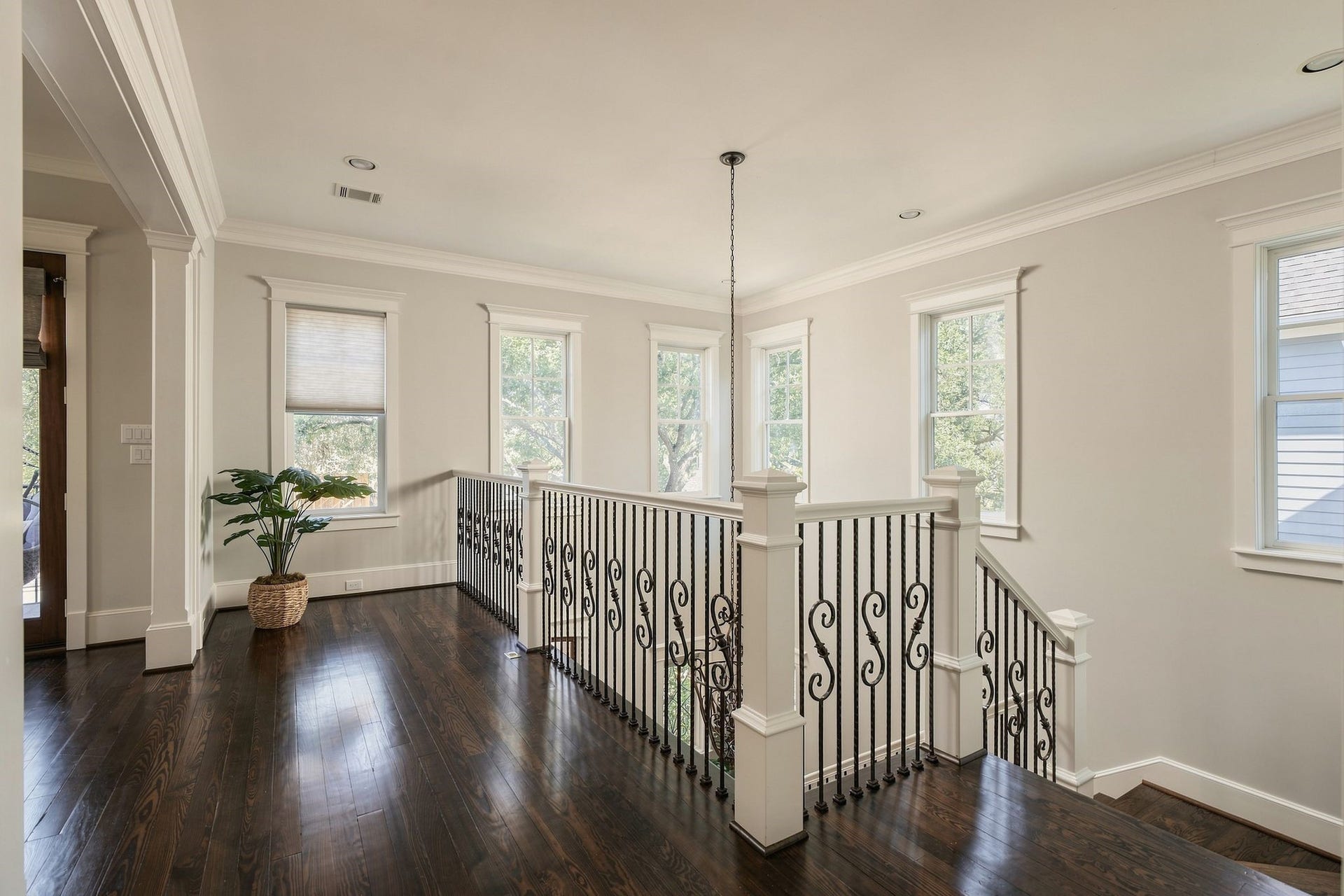 2012 Harvard Street, Houston, TX 77008 Enveloped by a spectacular perimeter of tree lined windows, this space is absolutely drenched in natural light.