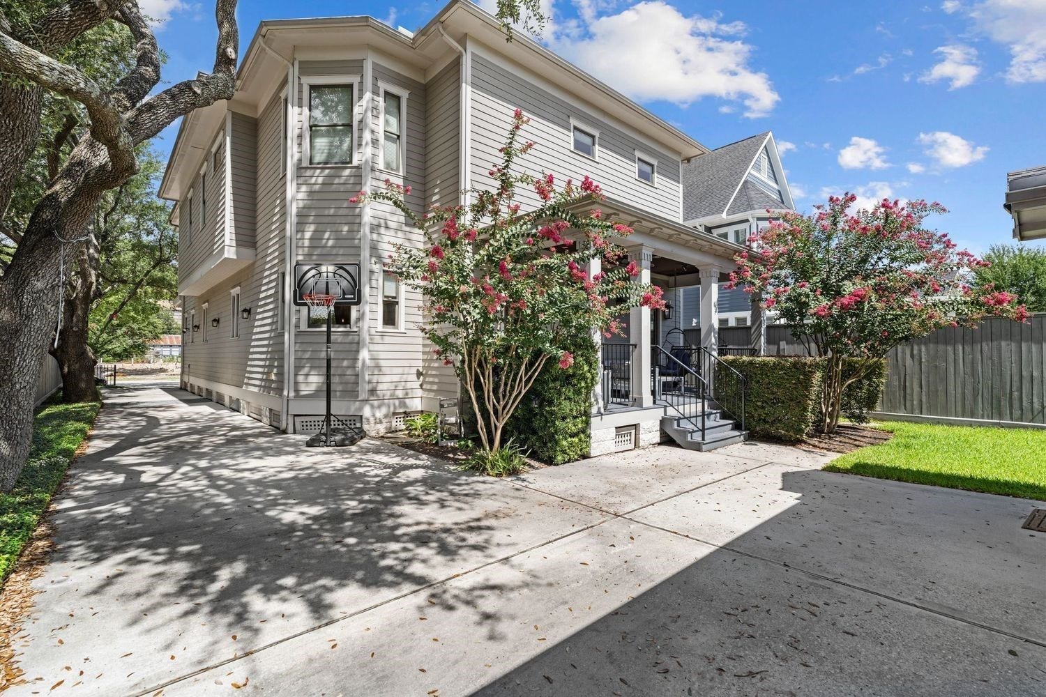 2012 Harvard Street, Houston, TX 77008 Positioned in one of the most sought-after pockets of the Heights, this home puts the vibrant energy of 19th Street right at your fingertips.