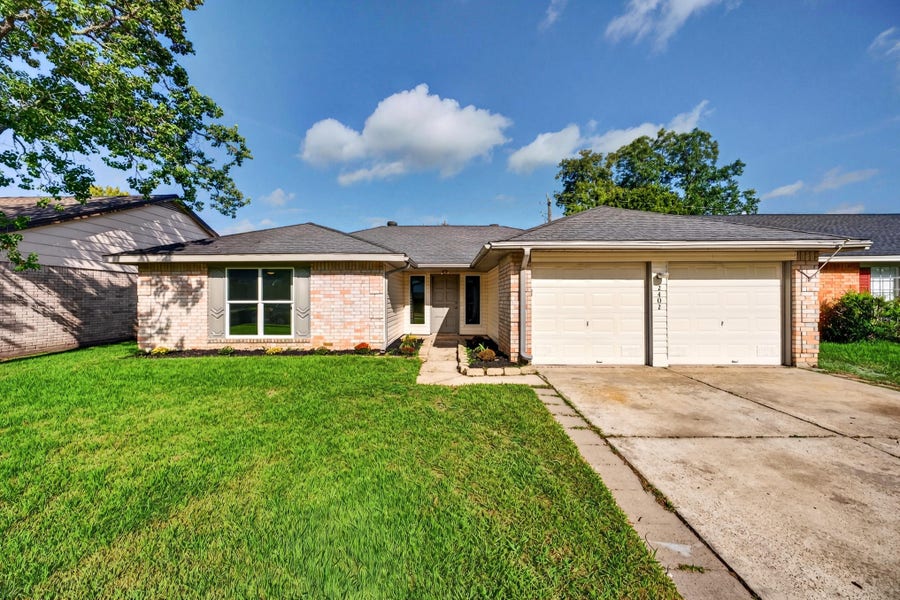 Property photo for 2402 Colonial Ridge Drive, Friendswood, TX