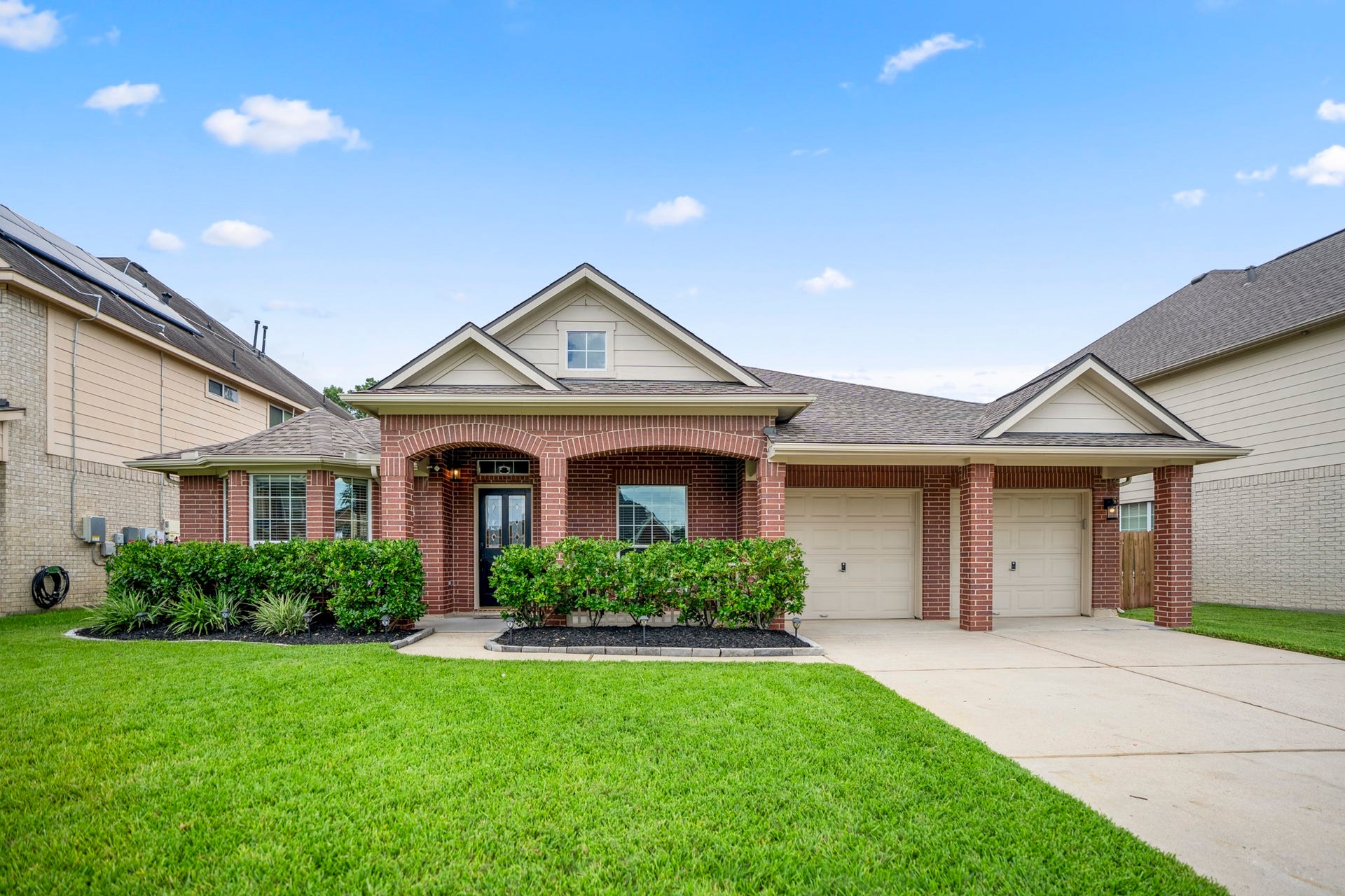 3411 Utah Beach Court, Spring, TX 77388 Welcome to 3411 Utah Beach Court, where nearly 3,000 sq ft on one level begins with a classic covered front porch, mature landscaping, and a cul-de-sac setting in Normandy Forest. The front bay window hints at the formal living space just inside, while the covered entry leads into a floor plan with two living areas, two dining spaces, a study, and generous room to live without stairs.