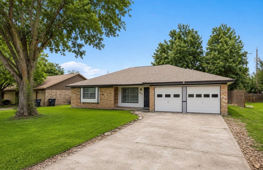 Property photo for 800 Midas Lane, Alvin, TX
