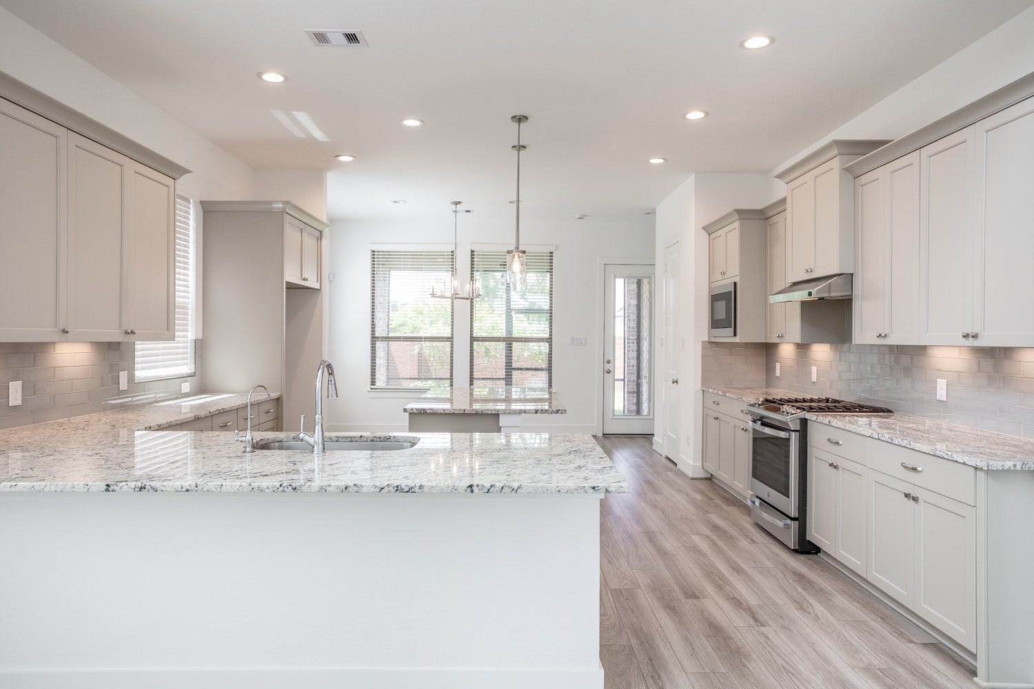 10719 Blossom River Drive, Missouri City, TX 77459 Chefs kitchen with many upgrades