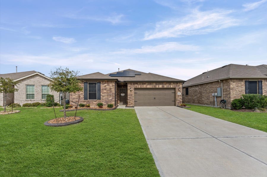 Property photo for 305 Paso Fino Drive, Alvin, TX