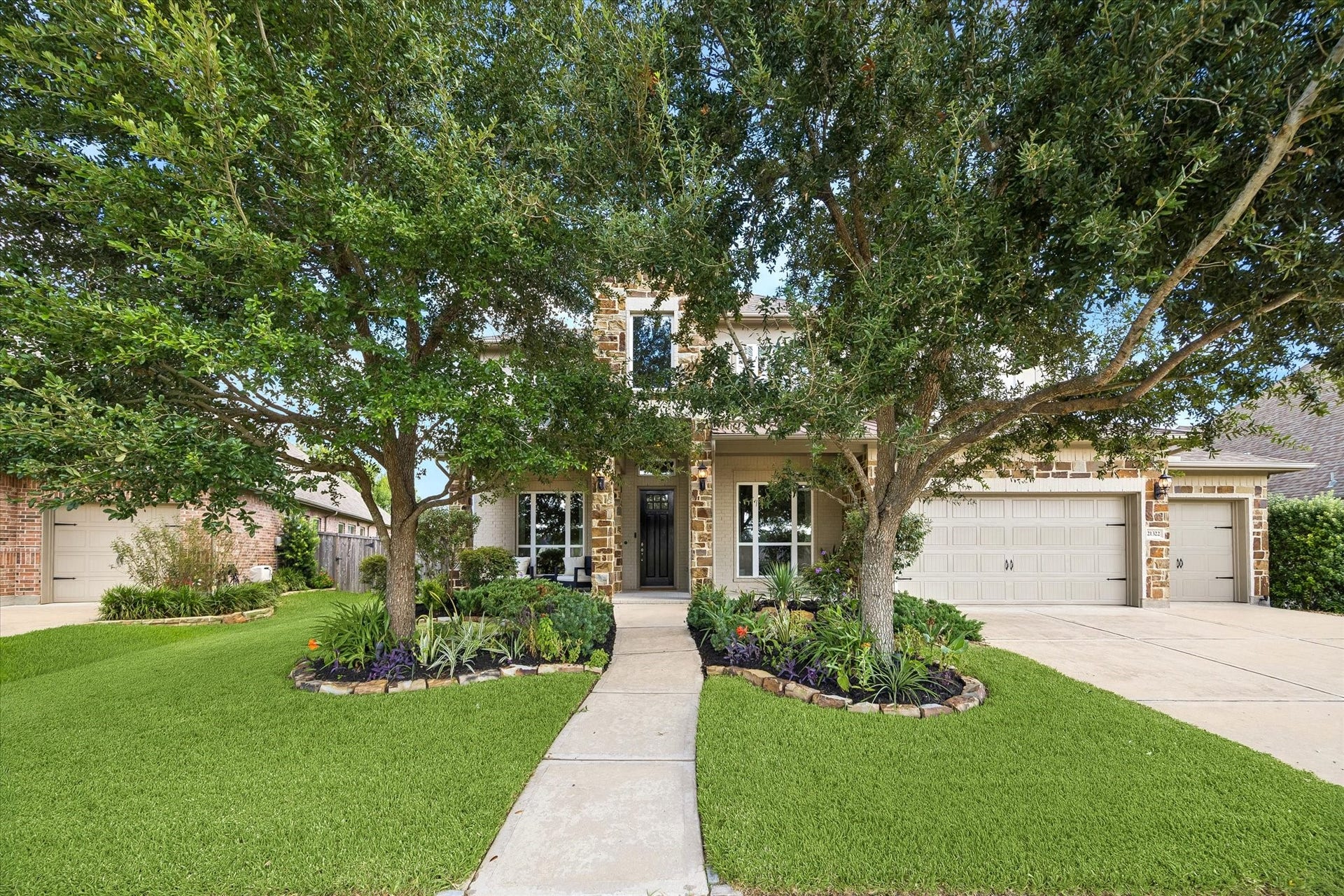 21322 Prairie Plains Lane, Richmond, TX 77406 Mature oaks flank this traditional gem that borders a coveted wetland preserve! Oversized lot allows for a 3 car garage, large rooms, soaring ceilings, oversized enenergy efficient windows, and builder upgrades throughout.