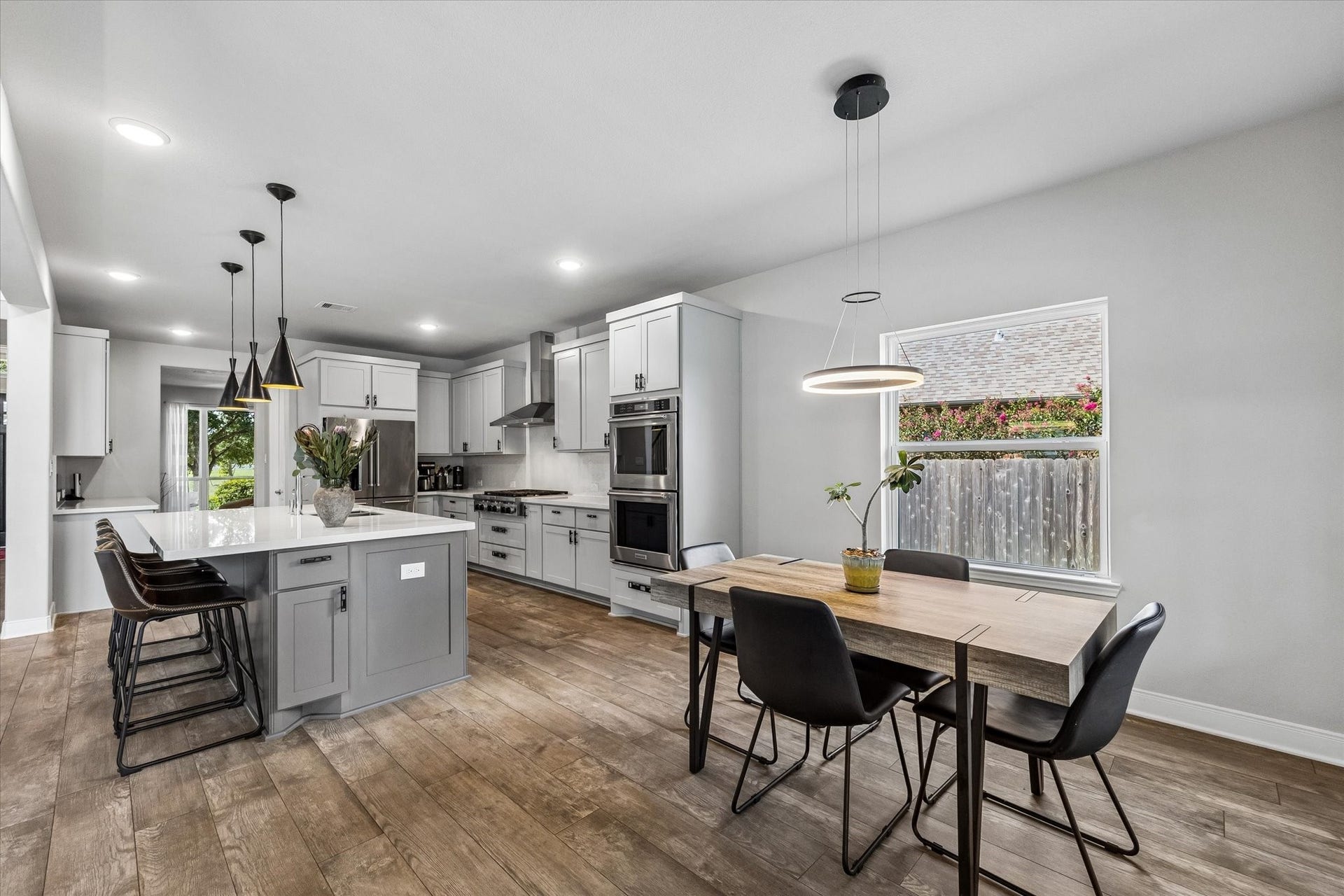21322 Prairie Plains Lane, Richmond, TX 77406 Breakfast room coupled with bar seating on the gorgeous island offers ample seating for entertaining with lovely natural light