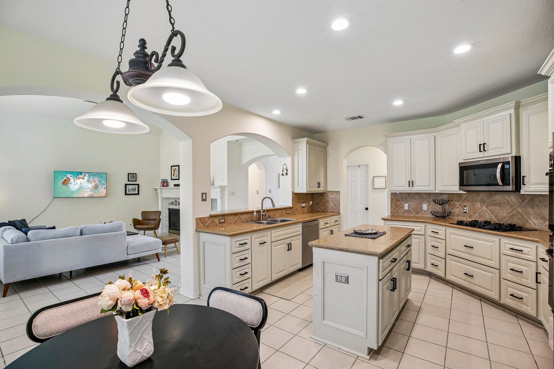14 Guinevere Place, The Woodlands, TX 77384 14 Guinevere Place, The Woodlands, TX 77384