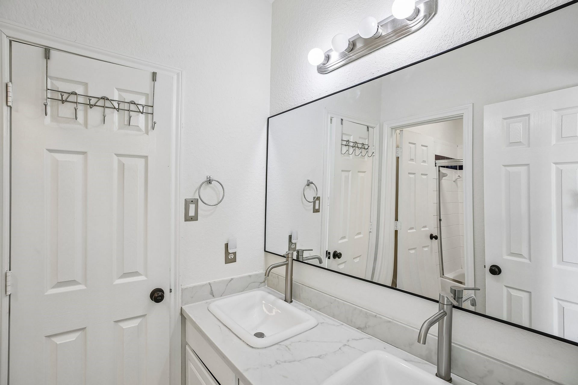 14 Guinevere Place, The Woodlands, TX 77384 14 Guinevere Place, The Woodlands, TX 77384