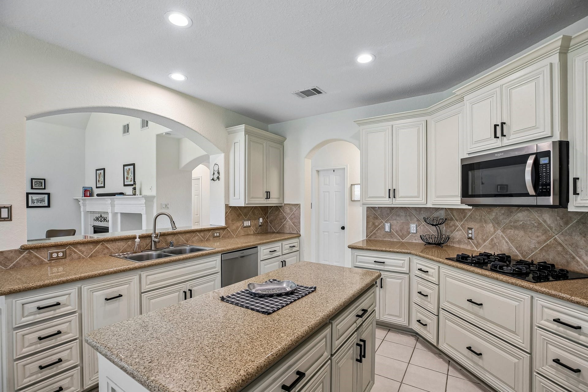 14 Guinevere Place, The Woodlands, TX 77384 14 Guinevere Place, The Woodlands, TX 77384