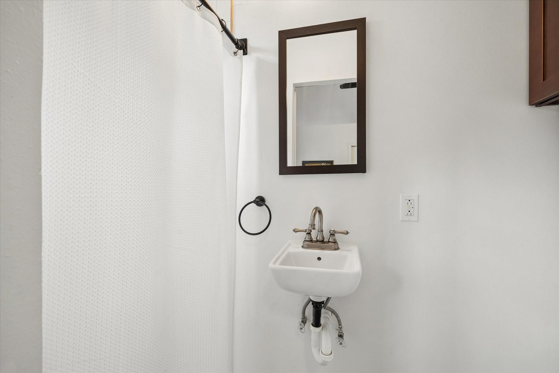 1232 Chantilly Lane, Houston, TX 77018 Private full bathroom, offering added convenience for guests or extended stays.