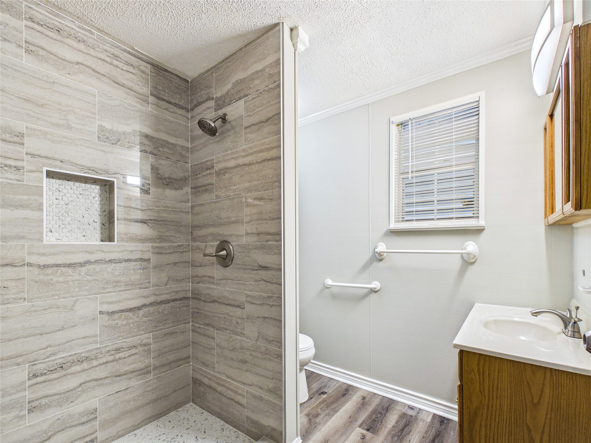 917 Laurel Street, La Marque, TX 77568 primary bathroom