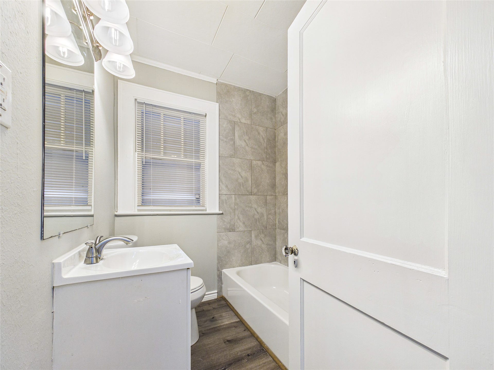 917 Laurel Street, La Marque, TX 77568 hallway bathroom with tub/shower