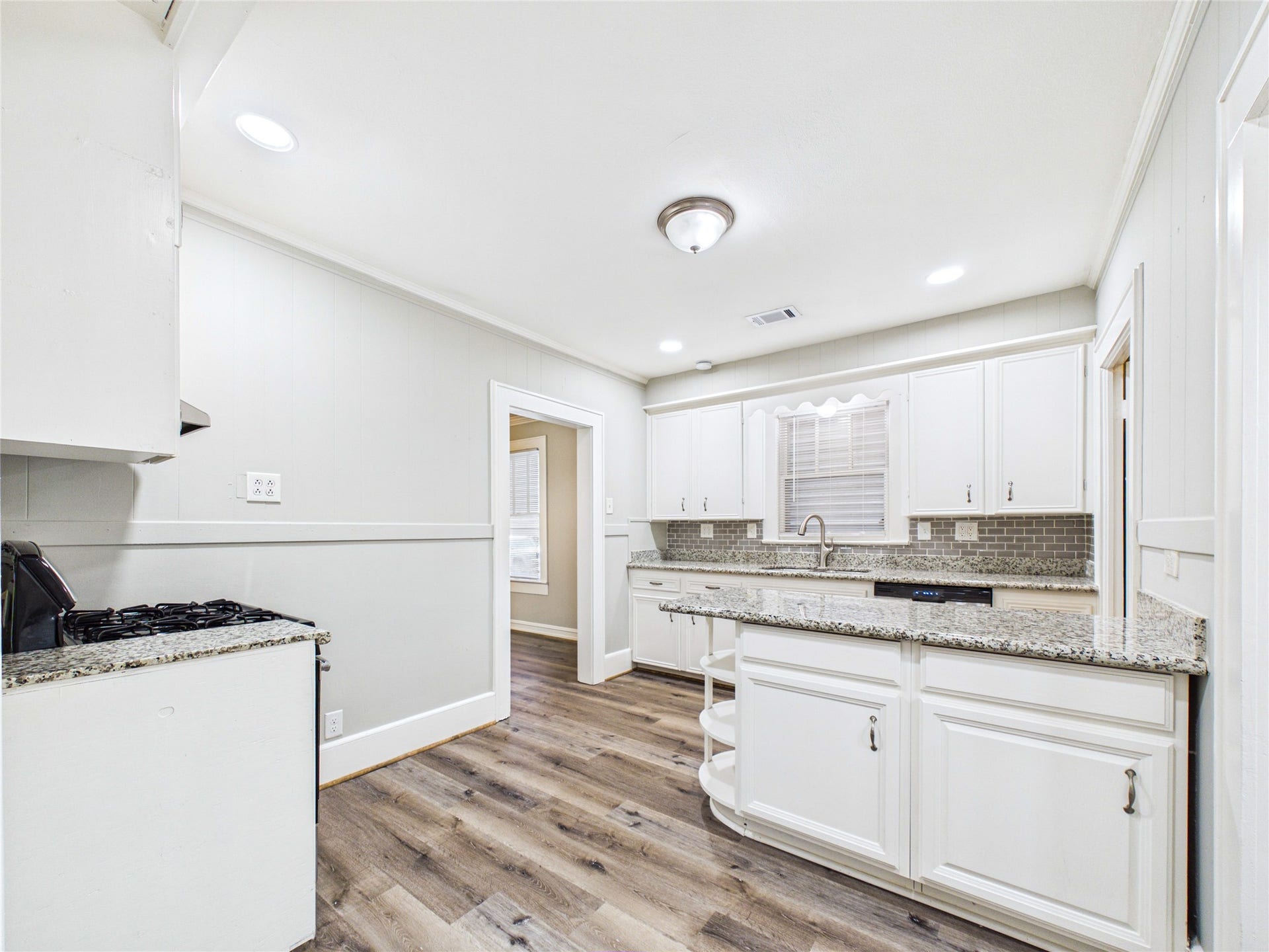 917 Laurel Street, La Marque, TX 77568 Renovated kitchen with gas stove
