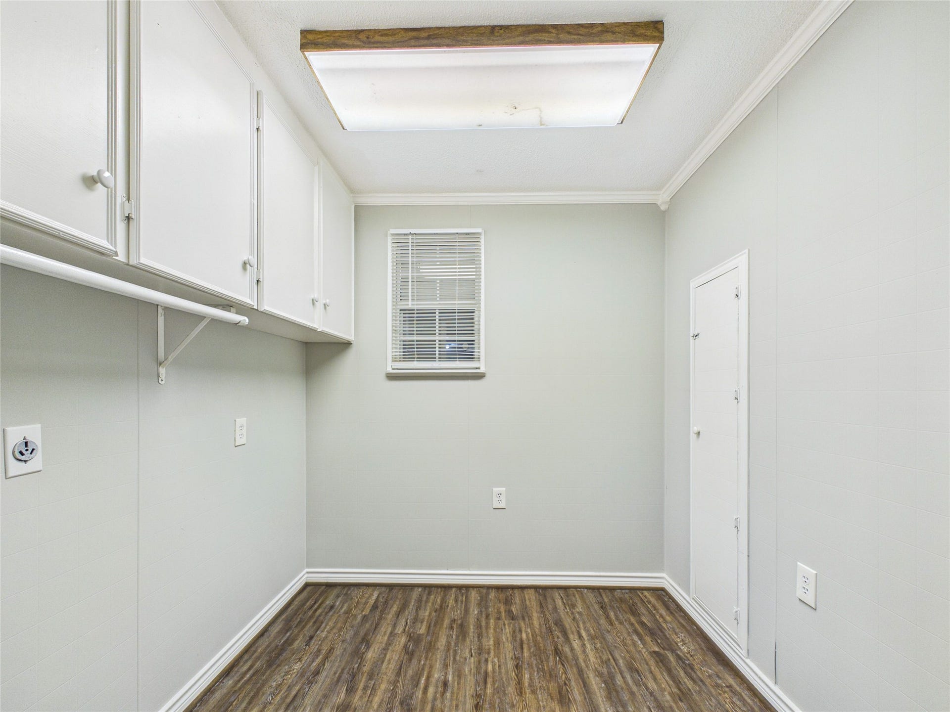 917 Laurel Street, La Marque, TX 77568 Utility Room located off the primary bedroom