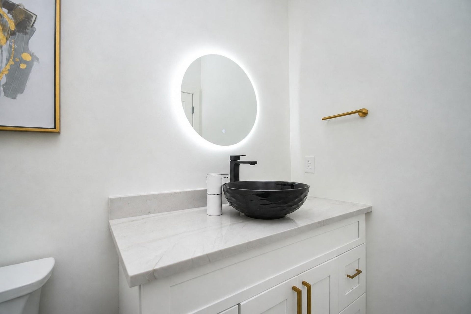 4031 Lanark Lane, #B, Houston, TX 77025 A secondary bathroom features streamlined adaptations of the home's contemporary theme.