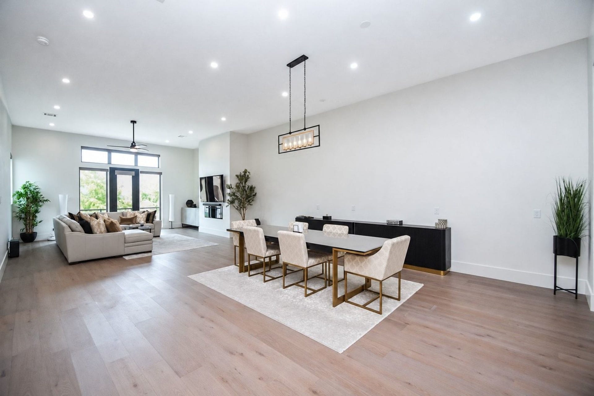 4031 Lanark Lane, #B, Houston, TX 77025 Dining is just steps from the big game ion TV in the living room! Food tastes even better when the home team wins!