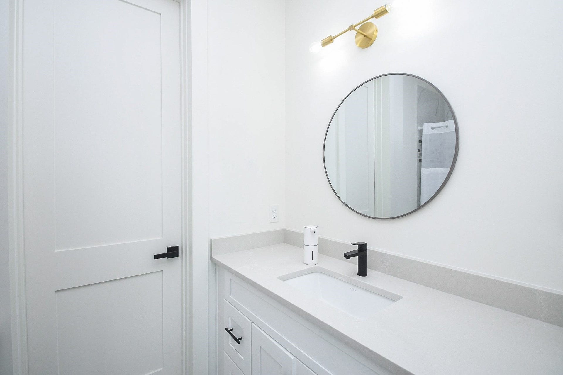 4031 Lanark Lane, #B, Houston, TX 77025 Again, sophisticated simplicity produces understated elegance in this secondary bathroom.