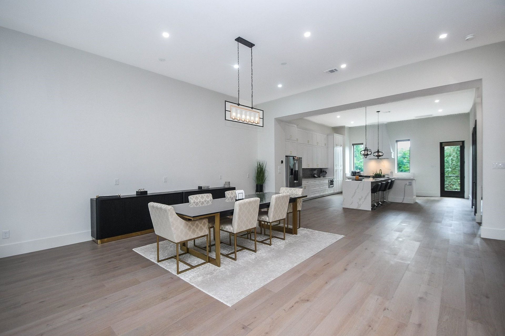 4031 Lanark Lane, #B, Houston, TX 77025 This incredible formal dining space lets your everyday and special day style fly! Keep it cozy or elegant or anywhere in between with this amazing kitchen at your service.
